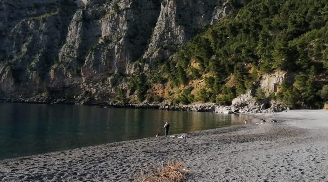 Dove la roccia incontra il Tirreno: le cattedrali di pietra di Acquafredda